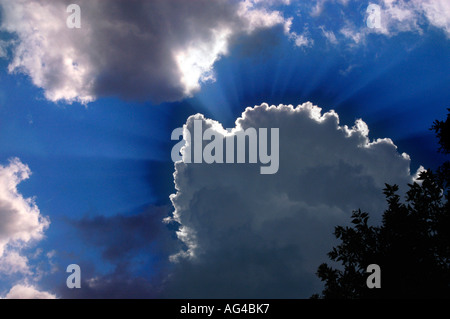 Soleil qui brille derrière les nuages blancs Banque D'Images