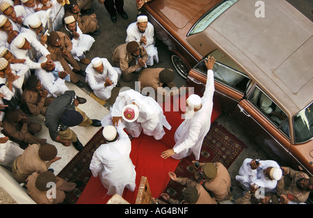 Les membres de l'ARF79264 communauté bohra cherchant la bénédiction de chef religieux Syedna Inde Banque D'Images