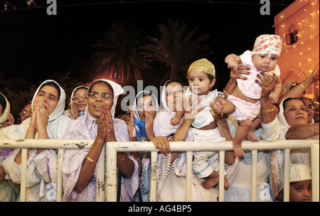 Les membres de l'ARF79266 communauté bohra cherchant la bénédiction de chef religieux Syedna Inde Banque D'Images