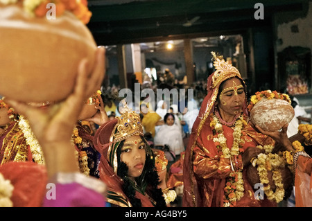 ARF79293 habillé en Seigneur Krishna interprètes apportent les seigneurs de droit plus proche de veuves d'Uttar Pradesh en Inde de Brindavan Banque D'Images