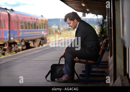 Un frontalier ATTEND SUR UN QUAI DE GARE VIDE UK Banque D'Images