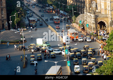 ASB79422 trafic hors VT. Victoria Terminus Bombay Inde Banque D'Images