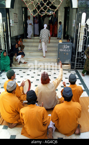 Cna79432 chant soufi et Qawaali chanteurs chansons kalam en Inde Banque D'Images