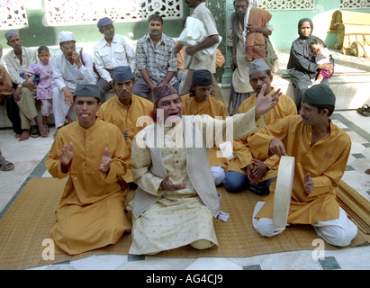 Chanteurs musulmans indiens Qawaali chant soufi et kalam chansons en Inde à Mahim Dargah dans Bombay Mumbai Inde Asie Banque D'Images