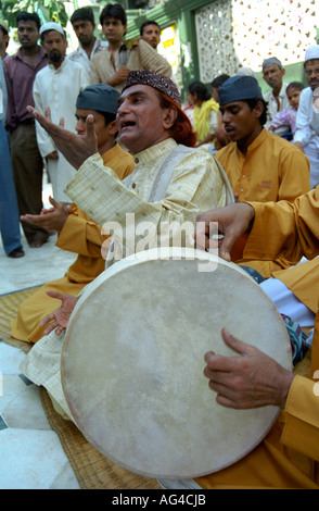 Cna79434 chant soufi et Qawaali chanteurs chansons kalam en Inde Banque D'Images