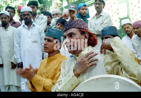 Cna79436 chant soufi et Qawaali chanteurs chansons kalam en Inde Banque D'Images