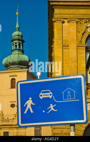 Signe marquant une rue piétonne sur Havelska avec la flèche de Sv Havel, dans le centre de Prague République tchèque EU Banque D'Images