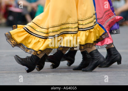 Close up de chaussures et des robes de danseuses de l'Etat russe d'Orenbourg de la scène Folk Choir à Bilbao, Espagne Banque D'Images