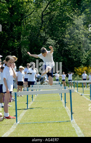 Les enfants de l'école concurrente sports le jour de l'école indépendante Claremont Hastings East Sussex Angleterre sud Bretagne Banque D'Images