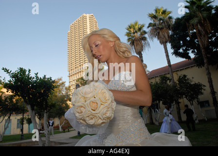 Jeune mariée juive lors de la séance de photographie avant mariage à Neve Quartier de Tzedek tel Aviv Israël Banque D'Images