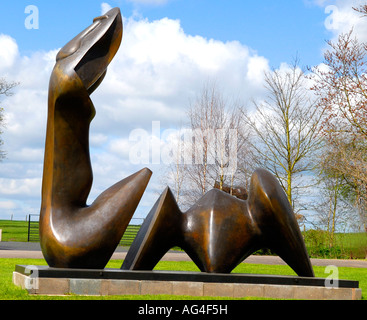 Fondation Henry Moore Perry Green , sculpture en bronze en deux parties d'une figure féminine femme couchée , terminé 1981 en plein air. Banque D'Images