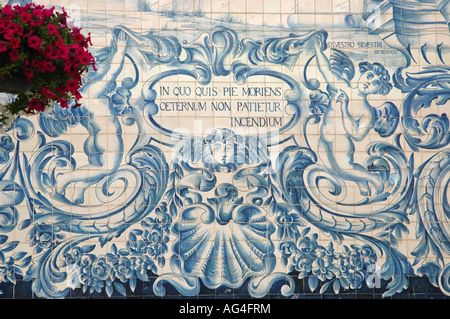 Carreaux de céramique azulejos peints en étain figuratifs de l'église Igreja do Carmo du XVIIIe siècle à Porto, dans le nord du Portugal Banque D'Images