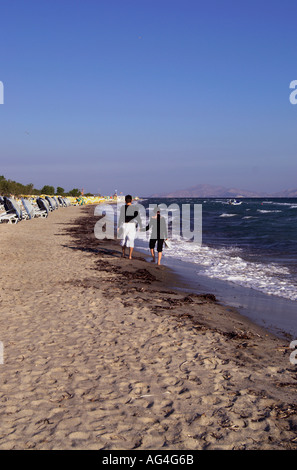 Jeune couple en tenant un matin tôt balade romantique le long de la plage de Tingaki sur l'île grecque de Cos. Banque D'Images