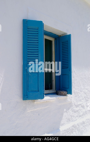 Volets bleus traditionnels sur une maison grecque sur l'île de Pserimos dans les îles Grecques Banque D'Images