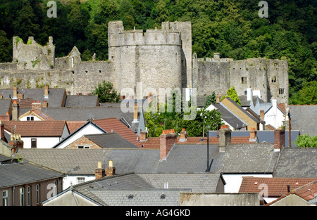 Vue sur les toits de la ville vers le château de Chepstow, Monmouthshire, South East Wales, UK Banque D'Images