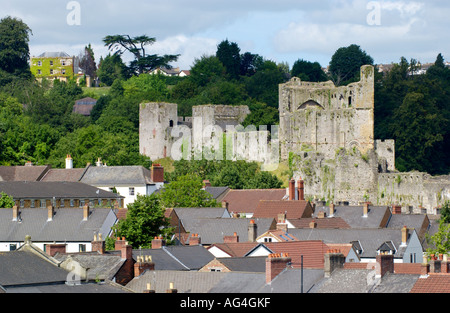 Vue sur les toits de la ville vers le château de Chepstow, Monmouthshire, South East Wales, UK Banque D'Images