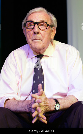 Eric Sykes comédien parle de sa vie et de sa carrière à Hay Festival 2006 Hay-on-Wye Powys Pays de Galles UK Banque D'Images