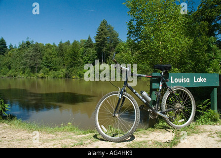 Le Lac Louisa Bedgebury Forest Trail cycle famille parrainée par Kent Commission forestière et Sport England Banque D'Images