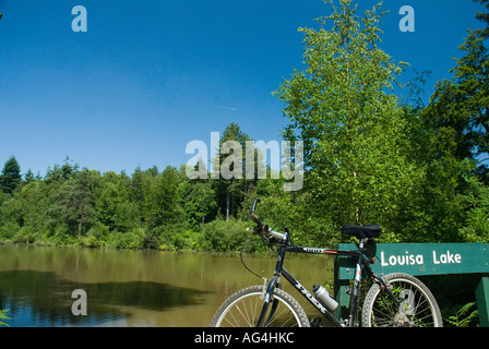 Le Lac Louisa Bedgebury Forest Trail cycle famille parrainée par Kent Commission forestière et Sport England Banque D'Images