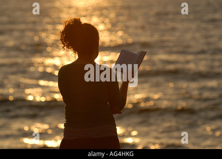 Femme juive religieuse prier à Tel Aviv beach lors de l'exécution du 'Tachlikh' rituel dans lequel les Juifs 'jettent leurs péchés' effectué avant Yom Kippour Banque D'Images