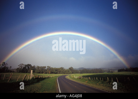 Un double arc-en-ciel sur la route de l'arrière de Maui. Banque D'Images