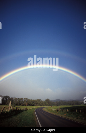 Un double arc-en-ciel sur la route de l'arrière à Maui Banque D'Images