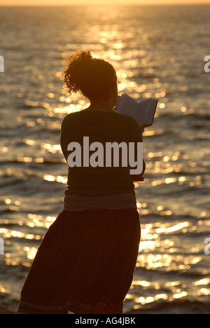 Femme juive religieuse prier à Tel Aviv beach lors de l'exécution du 'Tachlikh' rituel dans lequel les Juifs 'jettent leurs péchés' effectué avant Yom Kippour Banque D'Images