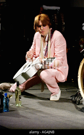 Nicky Wire photographié lors de l'exécution avec son groupe société secrète au Guardian Hay Festival 2006 Hay-on-Wye Powys Pays de Galles UK GO Banque D'Images