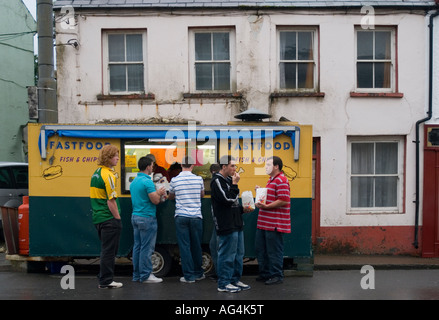 Comté de Donegal Ardara Ireland jeunes hommes l'achat et la consommation d'aliments à partir d'un van dans la rue principale Banque D'Images