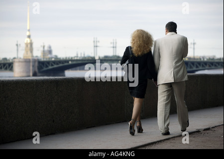 Les jeunes. Le jeune homme et la jeune fille. À pied sur le quai de la Neva. Dans l'amour. Banque D'Images