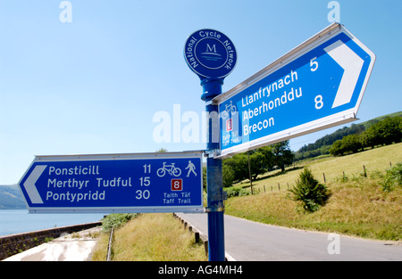 La signalisation routière bleu sur la National Cycle Network à Talybont réservoir dans le parc national de Brecon Beacons Powys South Wales UK Banque D'Images