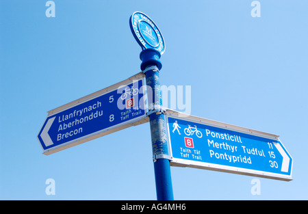 La signalisation routière bleu sur la National Cycle Network à Talybont réservoir dans le parc national de Brecon Beacons Powys South Wales UK Banque D'Images