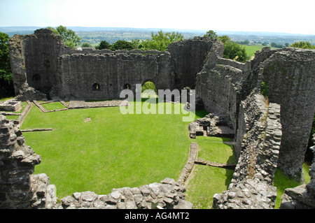 Voir l'intérieur du quartier de Château Blanc à l'origine une motte Norman Bailey et la pierre date de 1184 Monmouthshire au Pays de Galles UK Banque D'Images