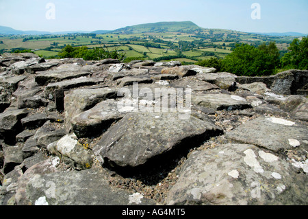 Vue de Skirrid Fawr sur des murs intérieurs de Ward de château blanc à l'origine une motte Norman Bailey et la pierre date de 1184 Banque D'Images