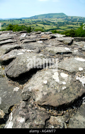 Vue de Skirrid Fawr sur des murs intérieurs de Ward de château blanc à l'origine une motte Norman Bailey et la pierre date de 1184 Banque D'Images