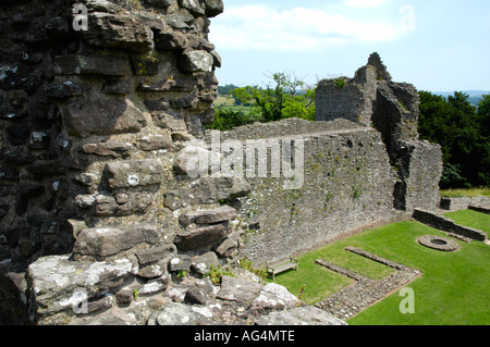 Voir l'intérieur du quartier de Château Blanc à l'origine une motte Norman Bailey et la pierre date de 1184 Monmouthshire au Pays de Galles UK Banque D'Images