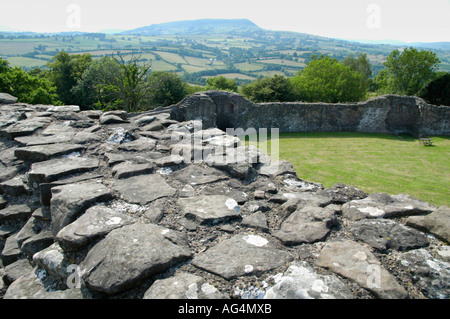 Vue de Skirrid Fawr sur des murs intérieurs de Ward de château blanc à l'origine une motte Norman Bailey et la pierre date de 1184 Banque D'Images