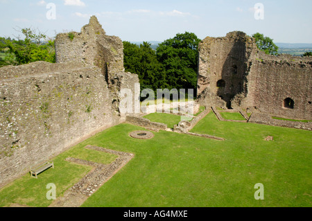 Voir l'intérieur du quartier de Château Blanc à l'origine une motte Norman Bailey et la pierre date de 1184 Monmouthshire au Pays de Galles UK Banque D'Images