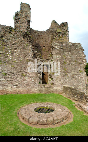 Avis sur l'eau et à l'intérieur de la Ward de château blanc à l'origine une motte Norman Bailey et la pierre date de 1184 Wales UK Banque D'Images