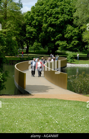 Avis de Sackler Crossing bridge sur le lac Royal Botanic Gardens Kew Richmond Surrey England Angleterre UK Europe EU Banque D'Images