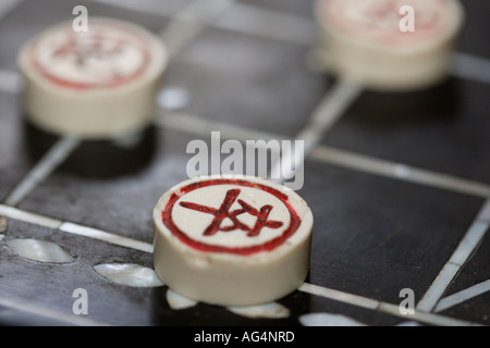 Pièces des échecs chinois sur une planche Xiangqi Banque D'Images