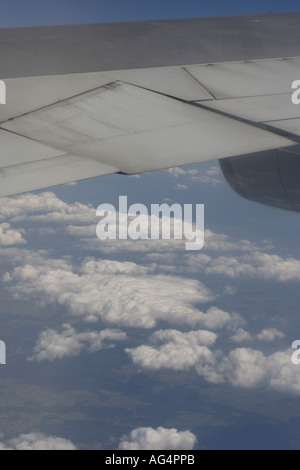 Vue depuis un avion de nuages et le paysage agricole ci-dessous Banque D'Images