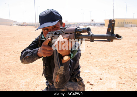 Officier de police irakienne avec AK47 Banque D'Images