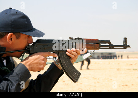 Officier de police irakienne avec AK47 Banque D'Images