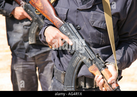 Des recrues de la police irakienne holding AK47 s Banque D'Images