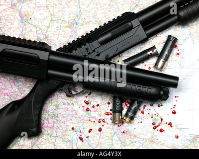 L'action de la pompe deux fusils avec cartouches a dépensé sur une carte couverte de sang montrant une augmentation des taux de criminalité violente au Royaume-Uni Banque D'Images