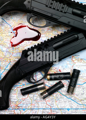 L'action de la pompe deux fusils avec cartouches O une carte imbibées de sang sans personnes indiquant le numéro de police et l'augmentation de la baisse des taux de criminalité avec violence Banque D'Images