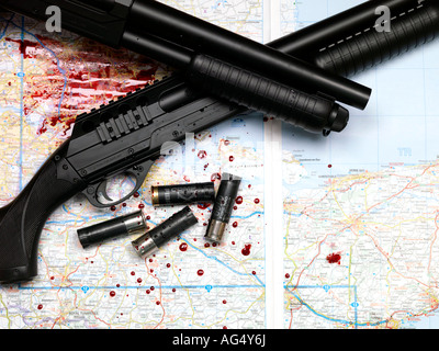 L'action de la pompe deux fusils avec cartouches O une carte imbibées de sang sans personnes indiquant le numéro de police et l'augmentation de la baisse des taux de criminalité avec violence Banque D'Images