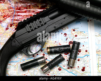 L'action de la pompe deux fusils avec cartouches a dépensé sur une carte couverte de sang montrant une augmentation des taux de criminalité violente au Royaume-Uni Banque D'Images