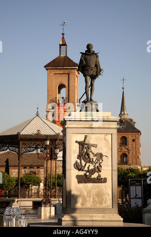 Cervantes Monument situé sur la Plaza Mayor avec les bâtiments de l'Université derrière, Alcala de Henares, Madrid, Espagne Banque D'Images